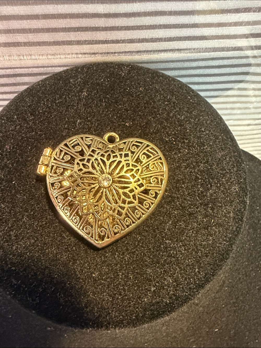 Source Unknown Gold Heart Filigree Locket Pendant